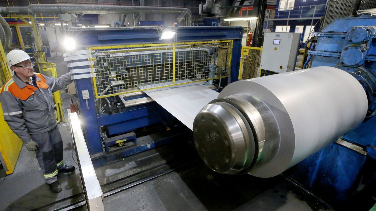 Mit einer vorübergehenden Stilllegung von zwei Elektrostahl-Werken reagiert Thyssenkrupp auf Billigimporte aus Asien. (Archivbil