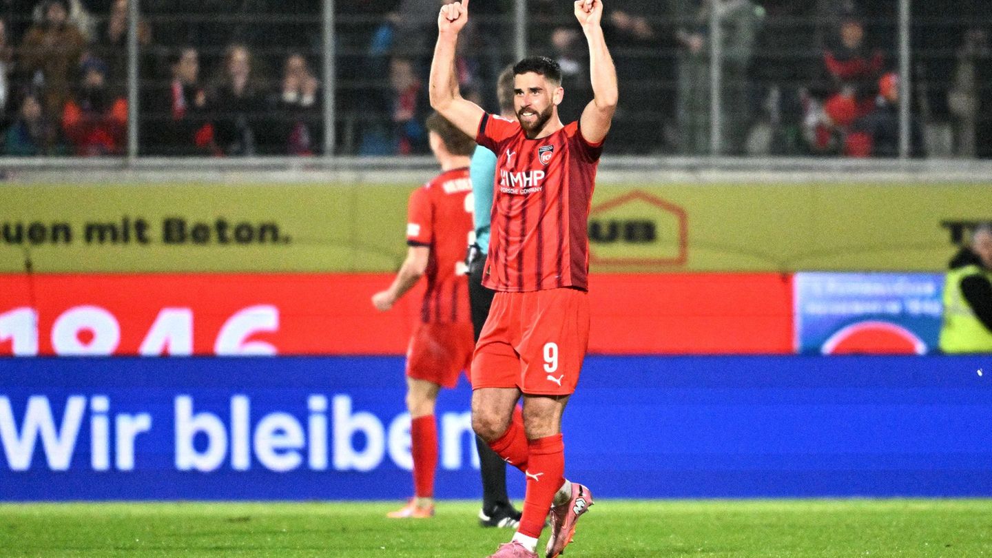 Heidenheims Erfolgsjoker Stefan Schimmer jubelt nach dem Sieg gegen Freiburg. Foto: Jan-Philipp Strobel/dpa