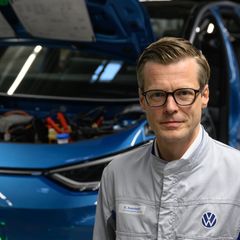 Danny Auerswald, Vorsitzender der Geschäftsführung von Volkswagen Sachsen, steht an einer Produktionslinie im Werk in Zwickau. (