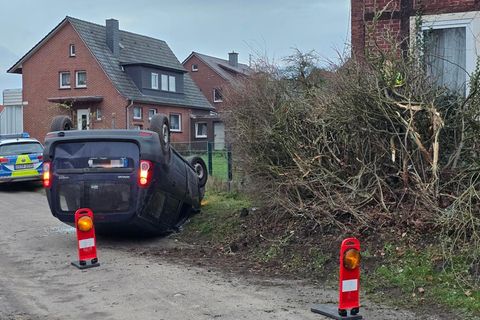 Die Verfolgungsfahrt endete abrupt. Foto: -/Nord-West-Media TV/dpa