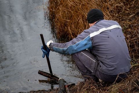 Nach dem Leck an einer Öl-Pipeline zwischen Rostock und Schwedt werden die Folgen geprüft. Foto: Fabian Sommer/dpa