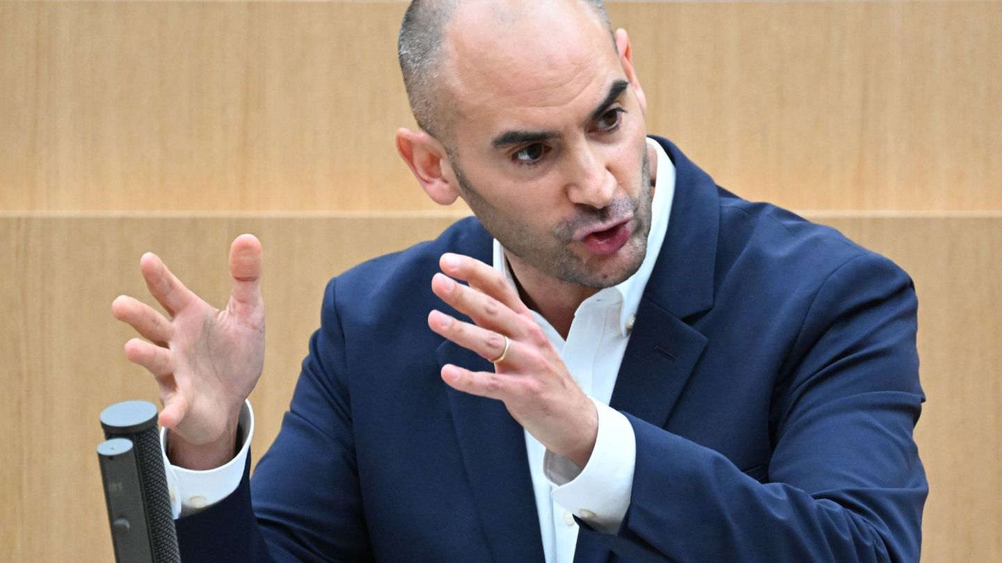 Er hat mehr Geld - und gibt das meiste davon an die Kommunen weiter: Danyal Bayaz (Grüne). Foto: Bernd Weißbrod/dpa