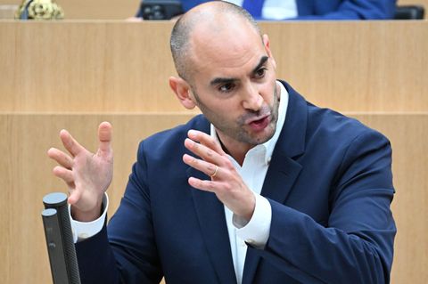 Er hat mehr Geld - und gibt das meiste davon an die Kommunen weiter: Danyal Bayaz (Grüne). Foto: Bernd Weißbrod/dpa