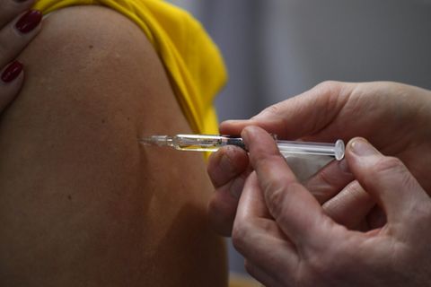 Frau bei Grippeschutzimpfung