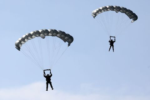 Schockierende Augenblicke erlebte eine Gruppe von Fallschirmspringern in Australien, doch am Ende ging alles glimpflich aus. (Sy