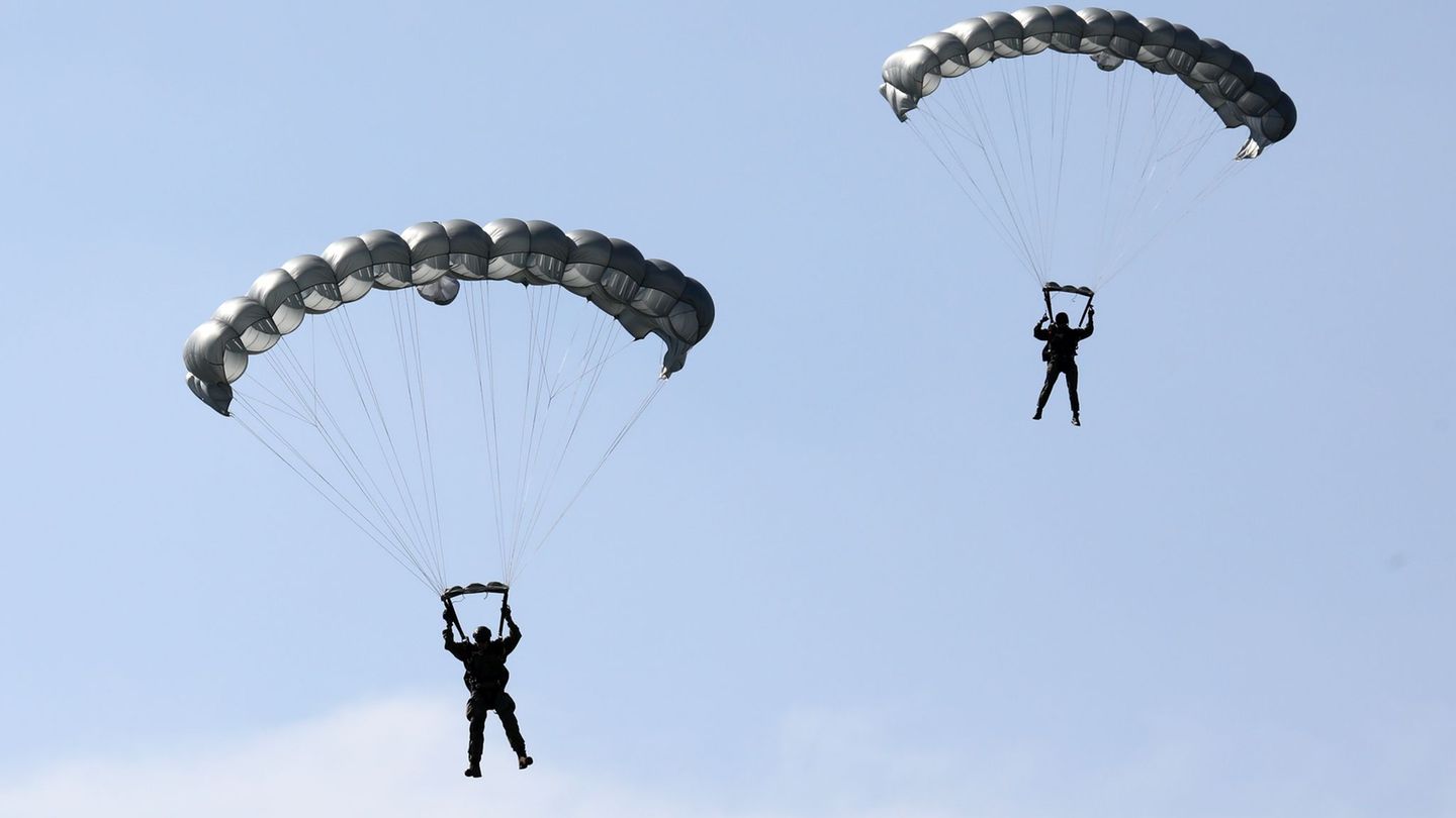 Schockierende Augenblicke erlebte eine Gruppe von Fallschirmspringern in Australien, doch am Ende ging alles glimpflich aus. (Sy