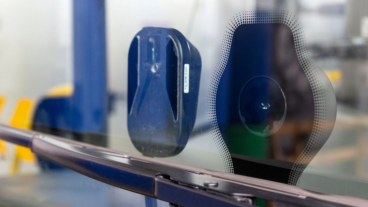 Die Busfahrer können selbst entscheiden, ob sie die Kamera betätigen. Foto: Helmut Fricke/dpa