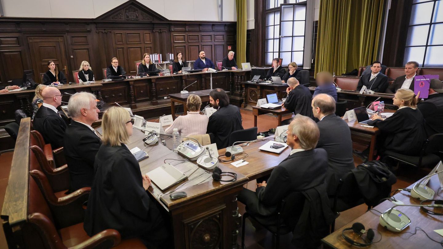 Die Beteiligten am Prozess gegen Christina Block und sechs Mitangeklagte hören den zweiten Tag in Folge die Aussage des mutmaßli