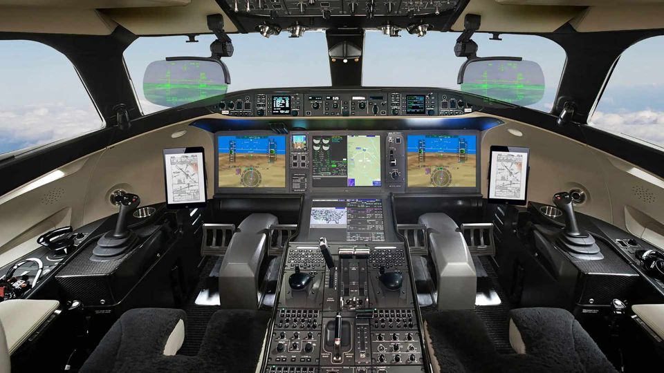 Das Cockpit einer Bombardier Global 8000