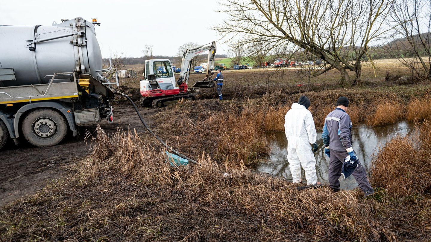 Man geht von wahrscheinlich 250.000 bis 350.000 Liter ausgetretenem Rohöl aus. Foto: Fabian Sommer/dpa