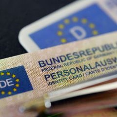 Den Personalausweis gibt es bisher in Deutschland nur analog als Karte