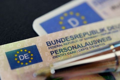 Den Personalausweis gibt es bisher in Deutschland nur analog als Karte