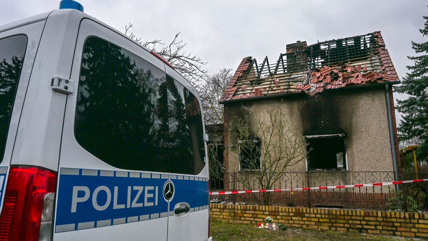 Nach einem Feuer mit einem toten Kind kann eine Familie erstmal bei einem Fußballverein wohnen. Foto: Jens Kalaene/dpa