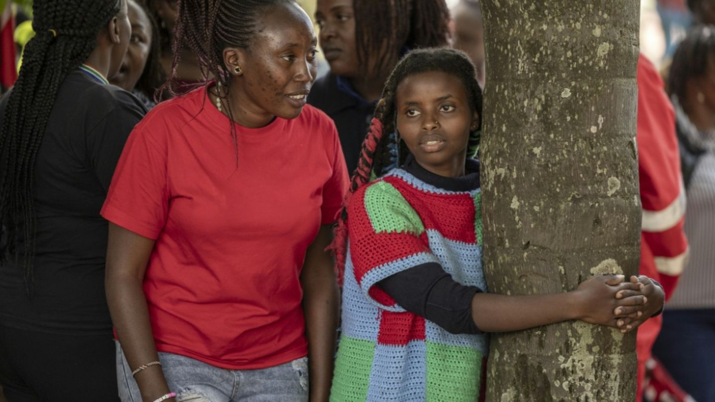 Die Umweltaktivistin Truphena Muthoni (rechts)