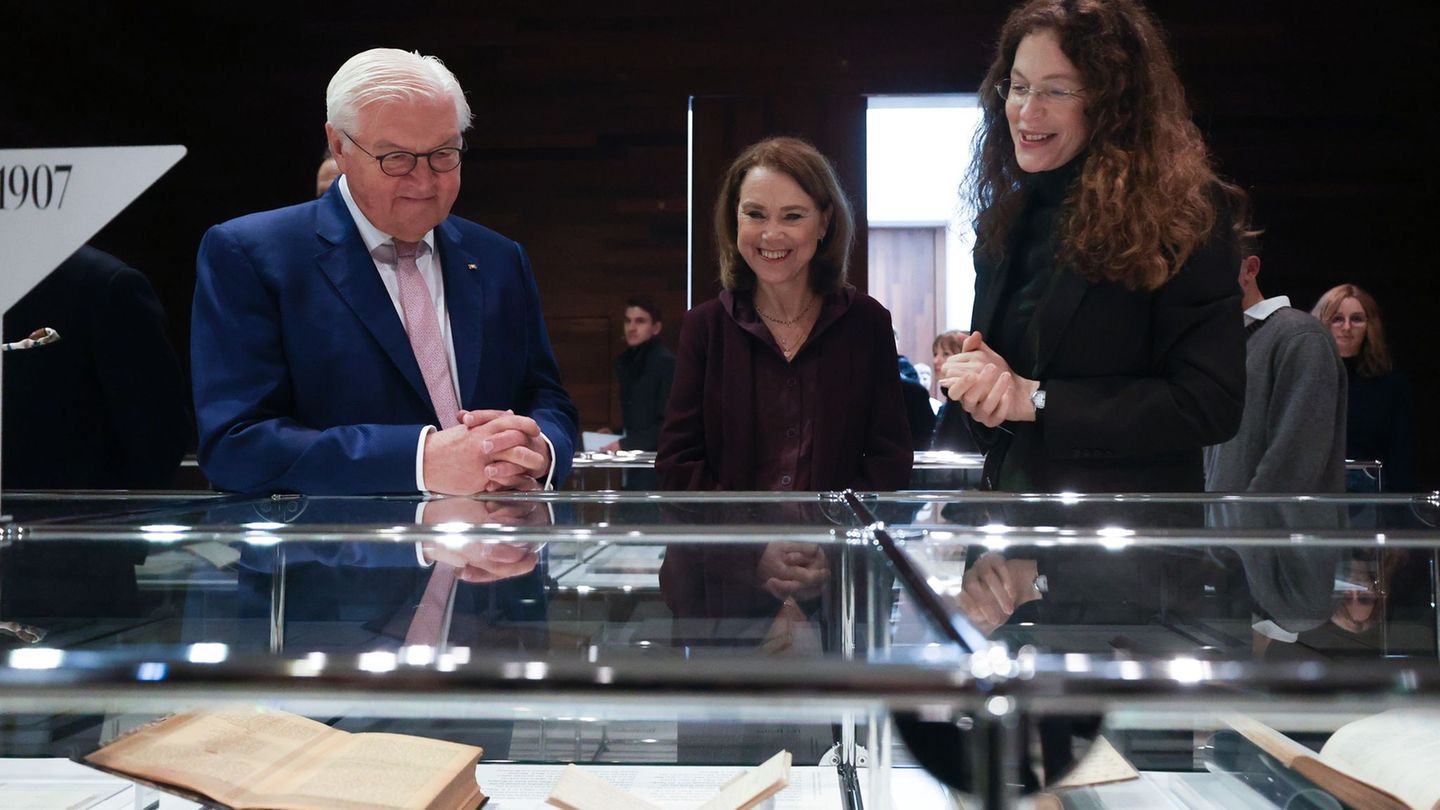 Der Bundespräsident zeigt in Marbach am Neckar Interesse an Rilkes Werken. Foto: Christoph Schmidt/dpa