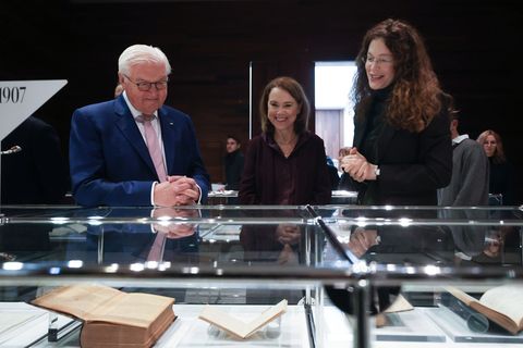 Der Bundespräsident zeigt in Marbach am Neckar Interesse an Rilkes Werken. Foto: Christoph Schmidt/dpa