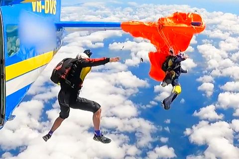 Mann springt aus Flugzeug - Fallschirm bleibt hängen