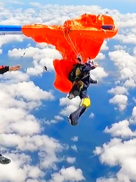 Mann springt aus Flugzeug - Fallschirm bleibt hängen