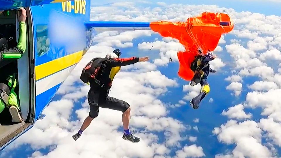 Mann springt aus Flugzeug - Fallschirm bleibt hängen