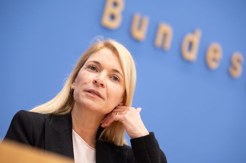 Will den Konzern vom Kopf auf die Füße stellen: Die neue Bahnchefin Evelyn Palla. (Archivbild) Foto: Andreas Gora/dpa