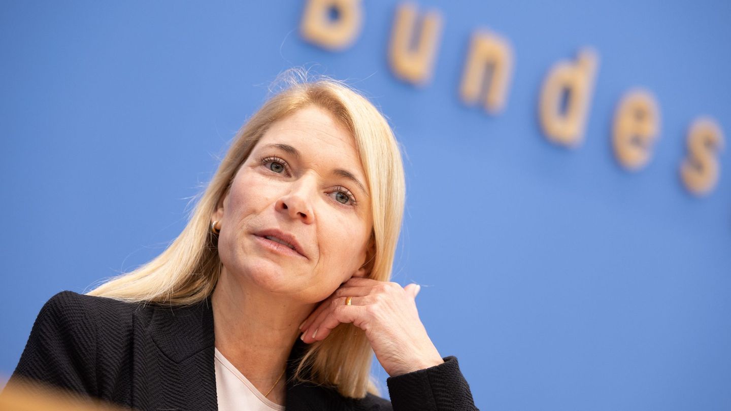 Will den Konzern vom Kopf auf die Füße stellen: Die neue Bahnchefin Evelyn Palla. (Archivbild) Foto: Andreas Gora/dpa