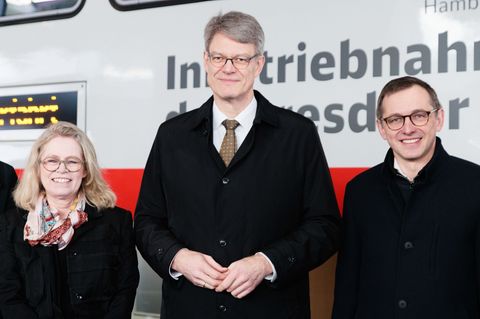 Bundesverkehrsminister Patrick Schnieder (CDU, Mitte) nahm heute an einer Sonderfahrt auf einem neuen Abschnitt der Dresdner Bah