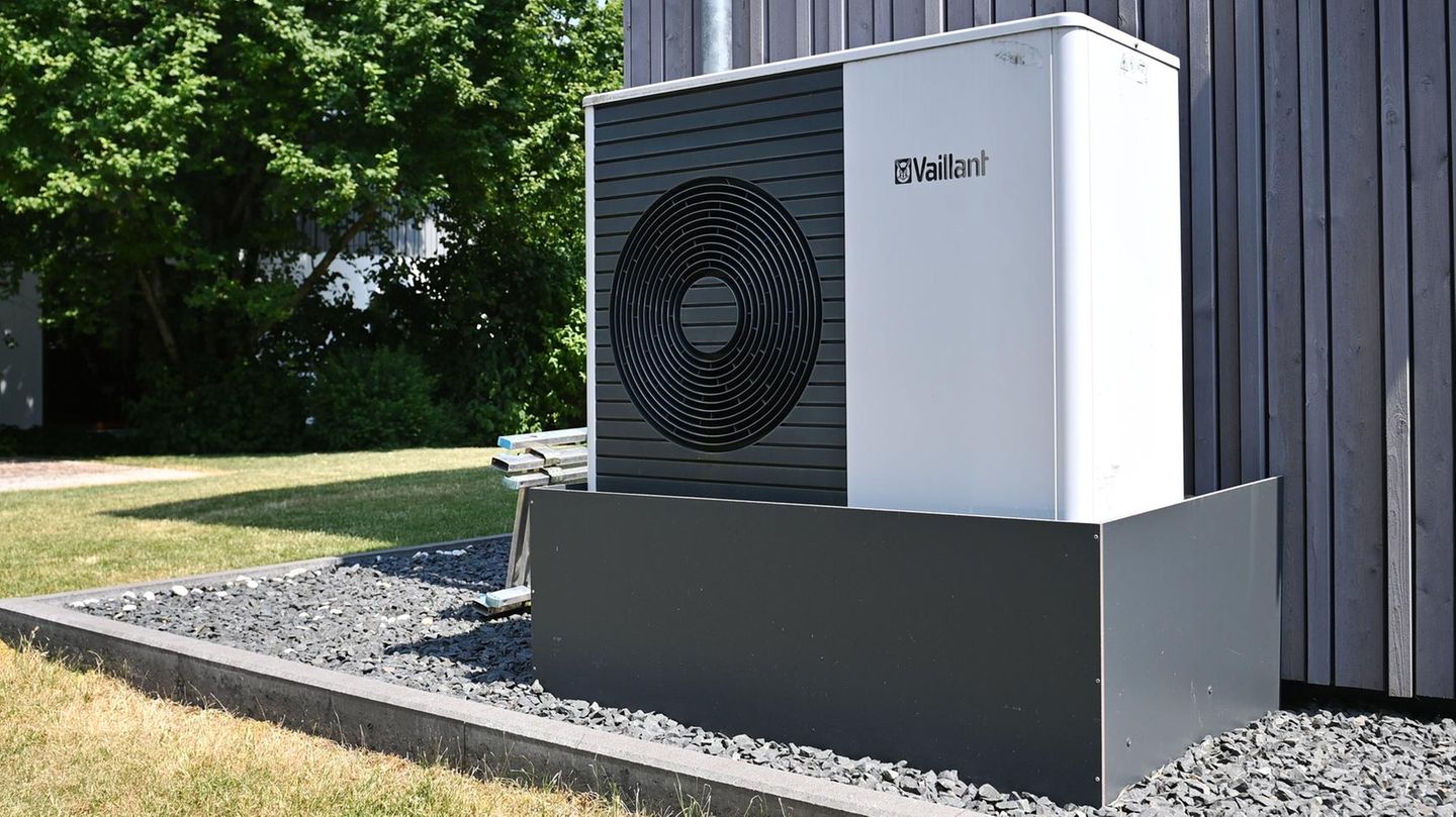 Eine Wärmepumpe steht vor einem Haus