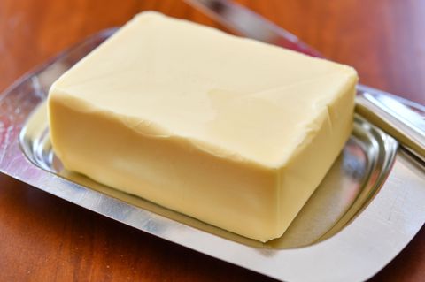 Butter kostet deutlich weniger als noch vor einem Jahr. (Archivbild) Foto: Patrick Pleul/dpa-Zentralbild/dpa