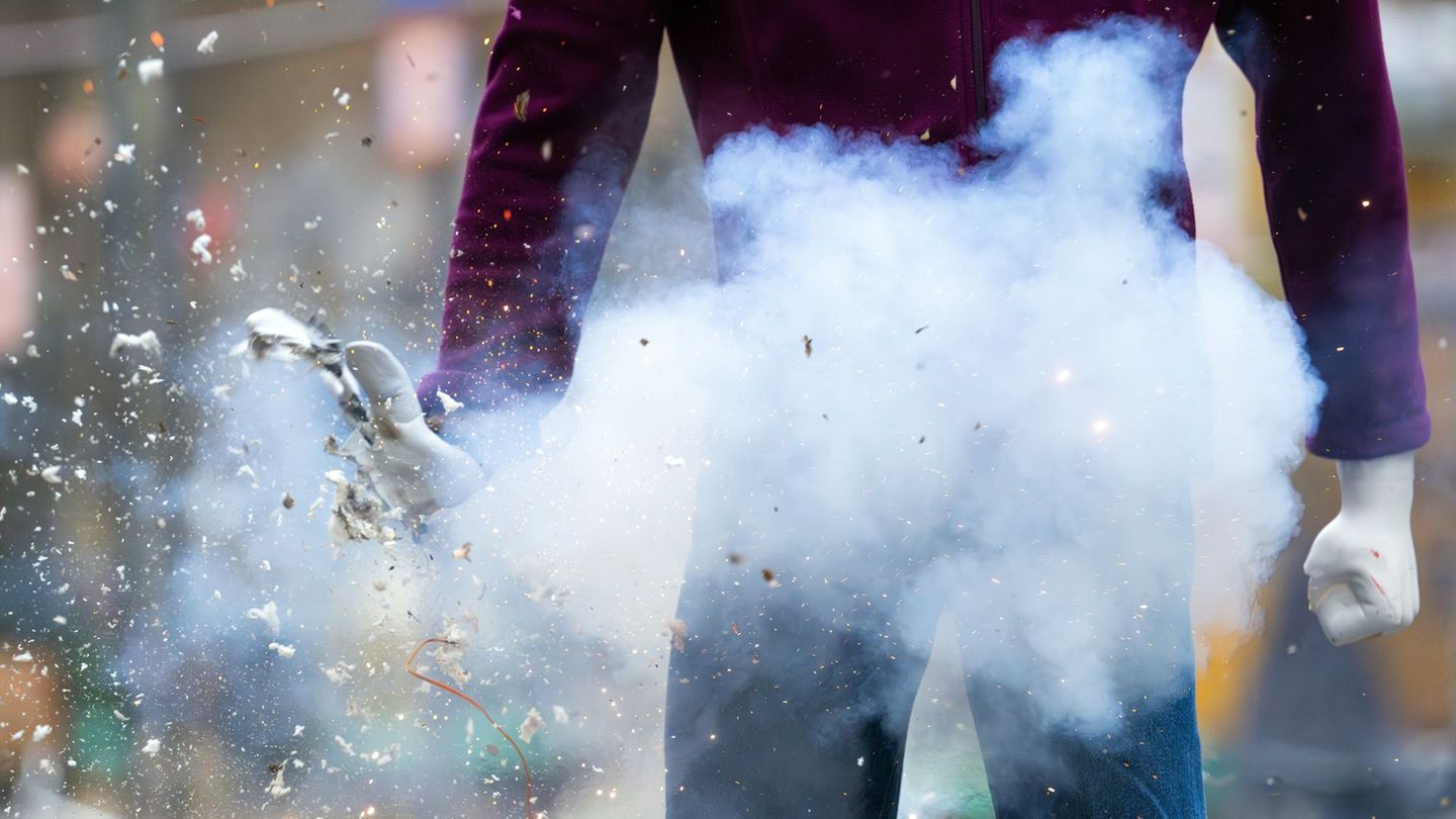 Böller können gefährlich sein – vor allem, wenn man beim Anzünden nicht auf die Sicherheitshinweise achtet. (Symbolbild) Foto: S