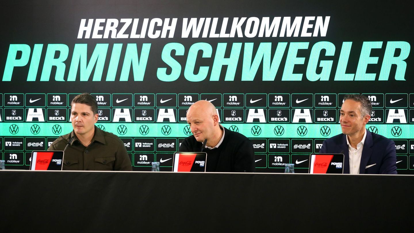 Die neue Führung des VfL Wolfsburg: Sportdirektor Pirmin Schwegler (2.v.l.) sitzt bei seiner Vorstellung neben Sport-Geschäftsfü