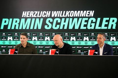 Die neue Führung des VfL Wolfsburg: Sportdirektor Pirmin Schwegler (2.v.l.) sitzt bei seiner Vorstellung neben Sport-Geschäftsfü