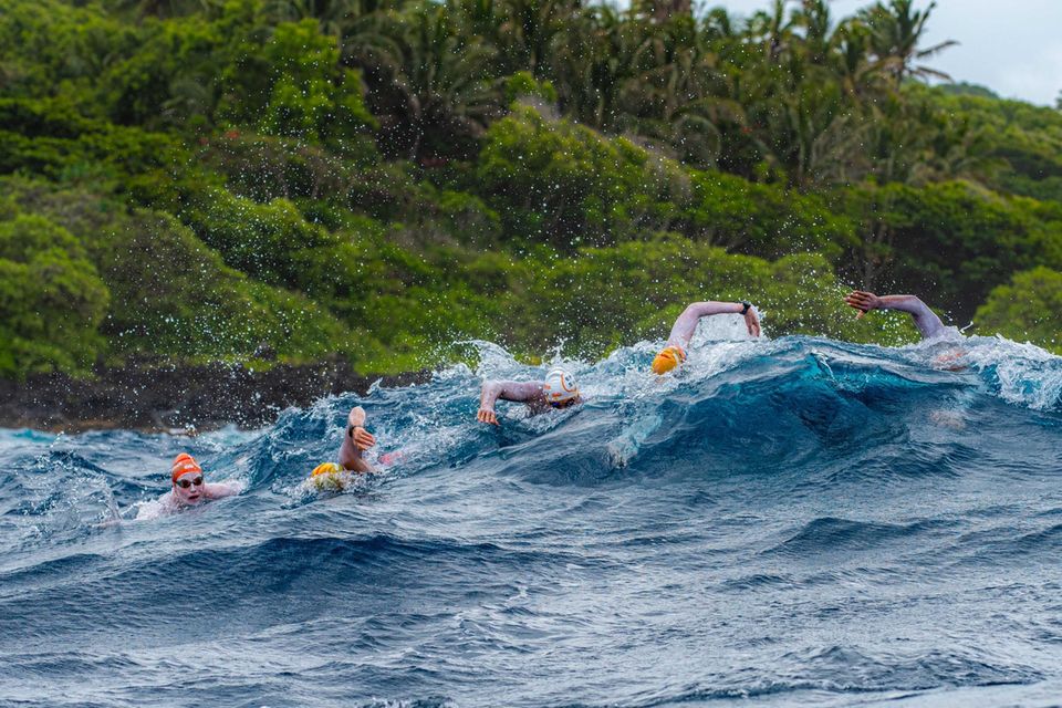 Ewigkeitschemikalien Schwimmer in Wellen Ewigkeitschemikalien Schwimmer in Wellen