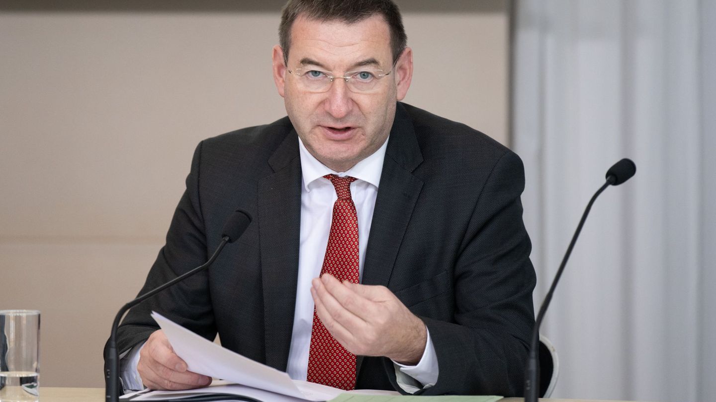 Rechnungshofpräsident Jens Michel mahnt den Freistaat Sachsen zu einer soliden Haushaltspolitik. Foto: Sebastian Kahnert/dpa