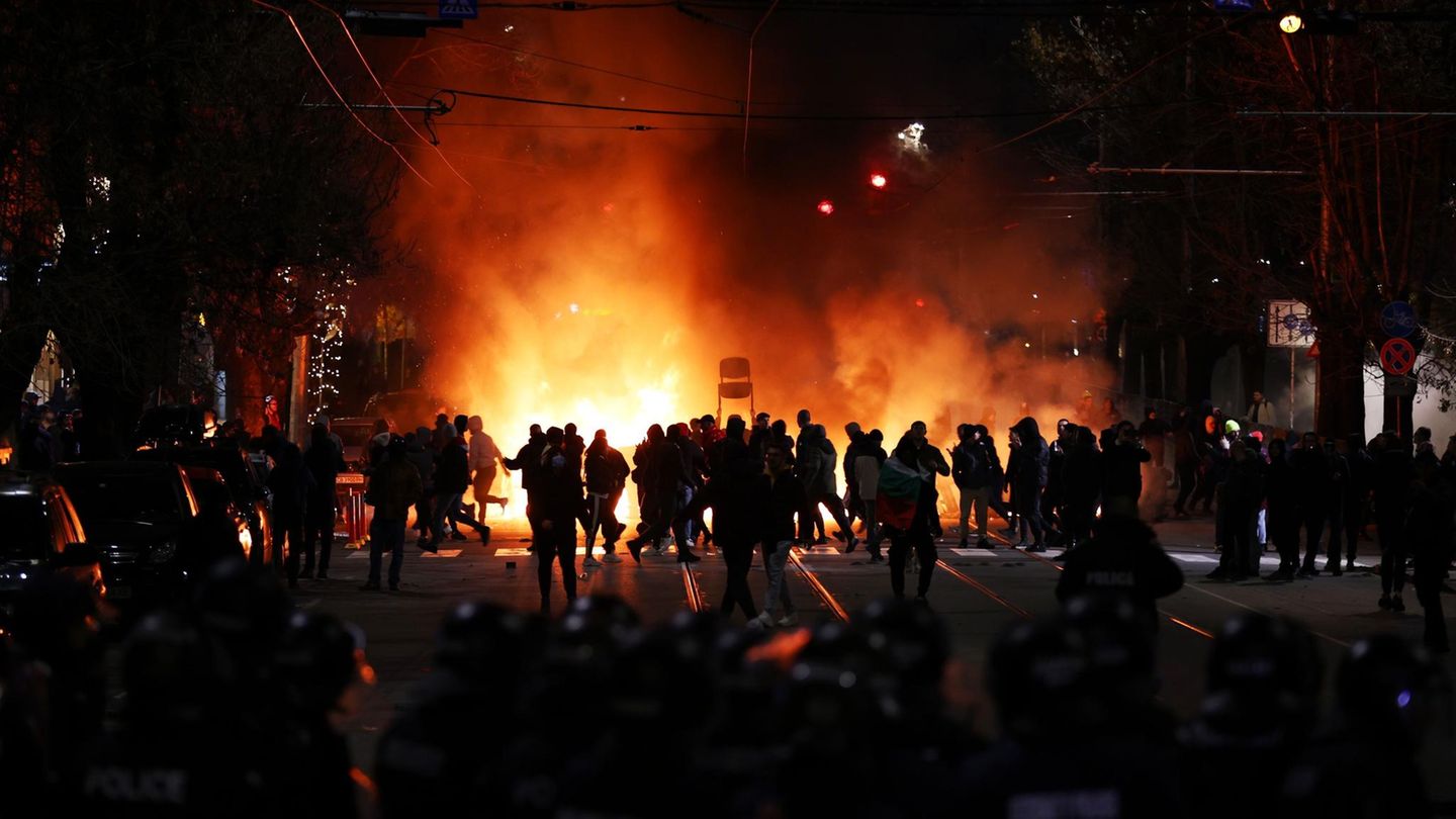 Eskalation bei einer Kundgebung gegen geplante Sparmaßnahmen in Bulgariens Haushaltsentwurf