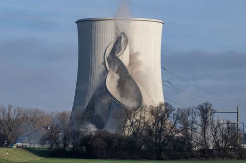 Der dritte Kühlturm ist Geschichte. Foto: Boris Roessler/dpa