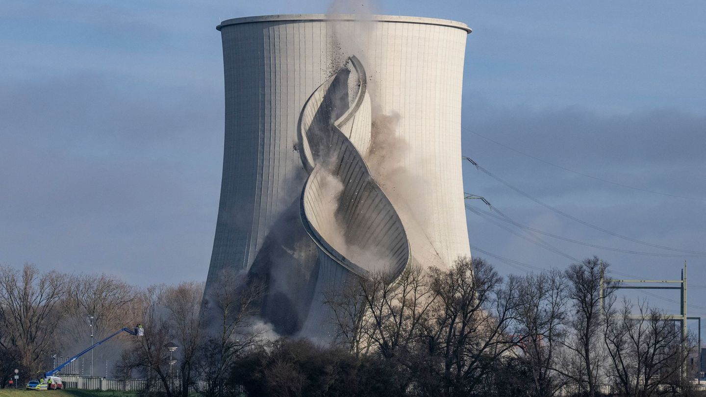 Der dritte Kühlturm ist Geschichte. Foto: Boris Roessler/dpa