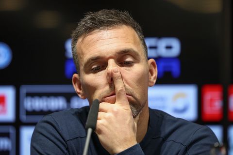 Christian Eichner erlebt eine emotionale und schwierige Woche als KSC-Coach. Foto: Friso Gentsch/dpa