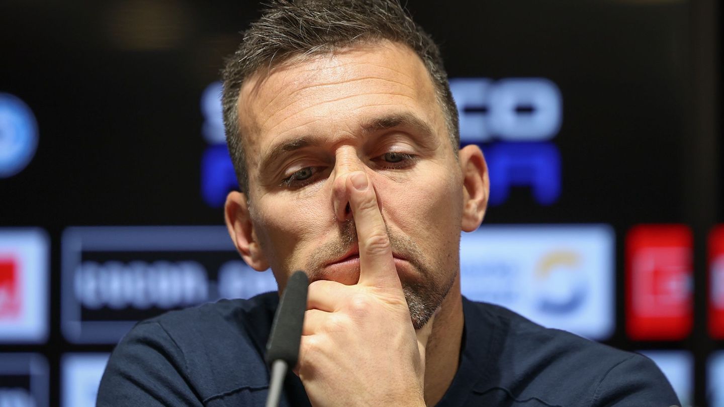 Christian Eichner erlebt eine emotionale und schwierige Woche als KSC-Coach. Foto: Friso Gentsch/dpa