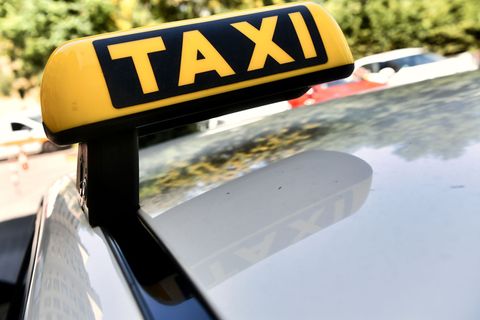Ein Taxifahrer rettete einen Rentner vor einem hohen Vermögensverlust. (Symbolbild) Foto: Paul Zinken/dpa