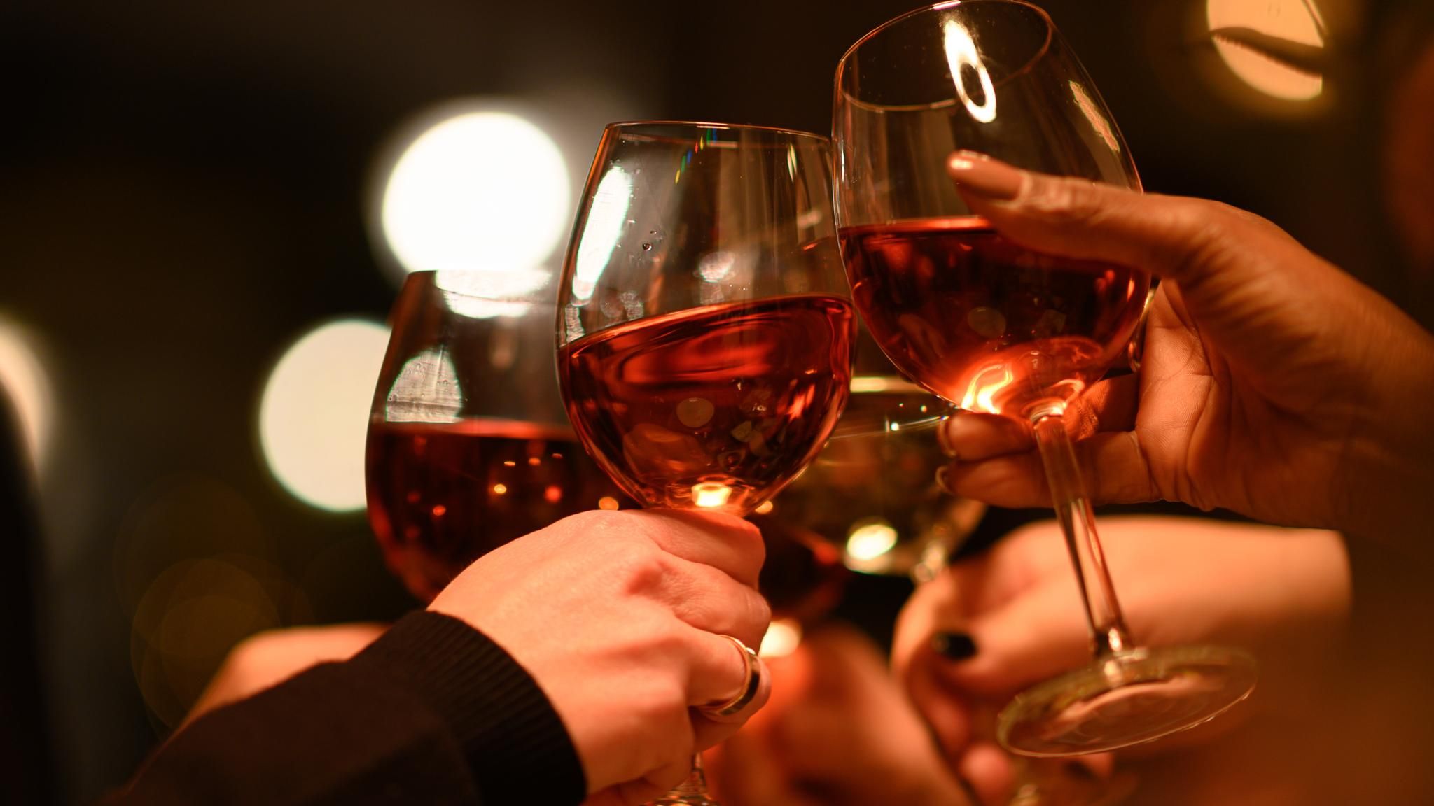 Anstoßen auf Neujahrsvorsätze