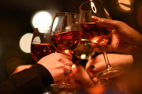 Anstoßen auf Neujahrsvorsätze