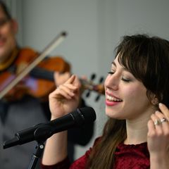 Zur Vorstellung des Programms im jüdischen Themenjahr musizieren die Sängerin Eliana Pliskin Jacobs und der Geiger Samuel Seifer