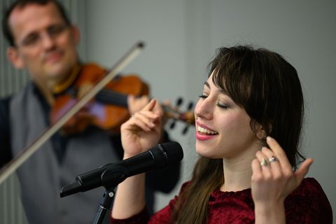 Zur Vorstellung des Programms im jüdischen Themenjahr musizieren die Sängerin Eliana Pliskin Jacobs und der Geiger Samuel Seifer