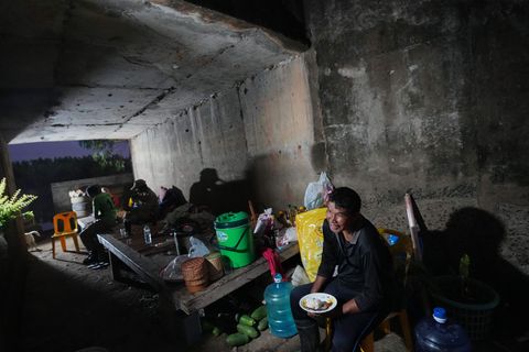 Thailändische Einwohner suchen Schutz vor Kämpfen an der Grenze zu Kambodscha in einem Schutzraum. (Foto aktuell) Foto: Sakchai