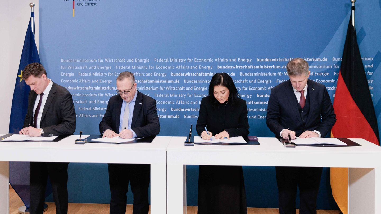 Ministerin Reiche und Leag-Vertreter unterzeichnen die öffentlich-rechtlichen Verträge zum vorzeitigen Ausstieg aus der Braunkoh