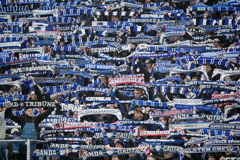 Die Fans des Hamburger SV vor dem Derby gegen Werder Bremen. (Archiv) Foto: Marcus Brandt/dpa
