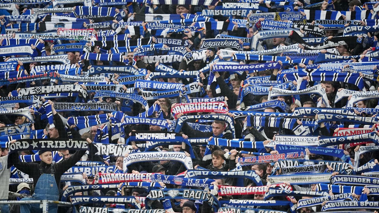Die Fans des Hamburger SV vor dem Derby gegen Werder Bremen. (Archiv) Foto: Marcus Brandt/dpa