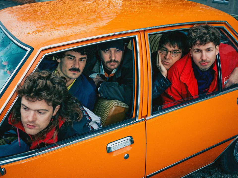 Von Wegen Lisbeth in einem Auto