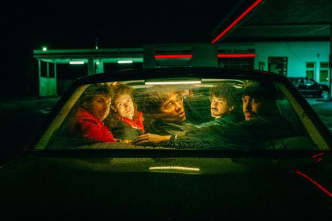 Von Wegen Lisbeth: Fünf Männer, die aus der Heckscheibe eines Autos schauen