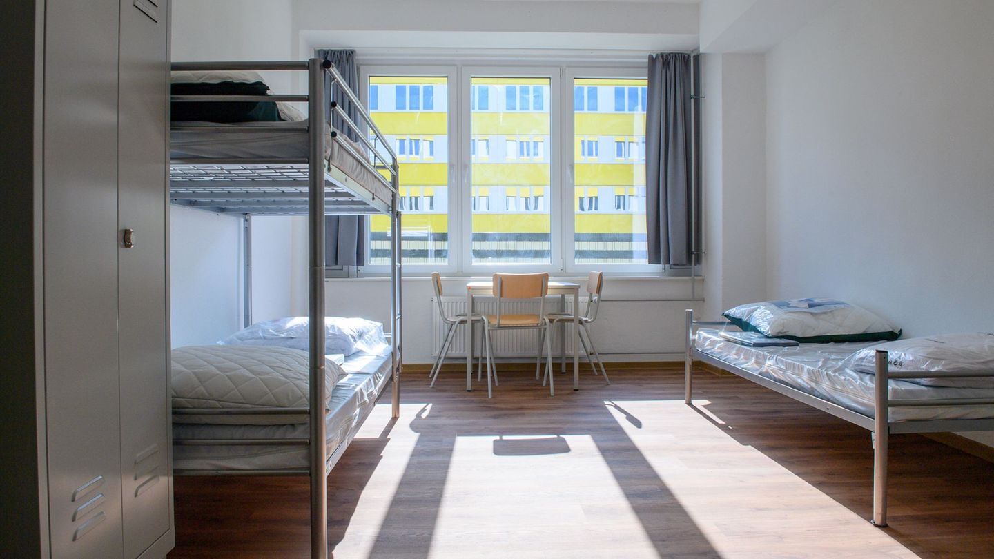 Ein Zimmer in einem Gebäude der Landesaufnahmeeinrichtung (LAE) für Asylsuchende in Stendal. (Archivbild) Foto: Klaus-Dietmar Ga